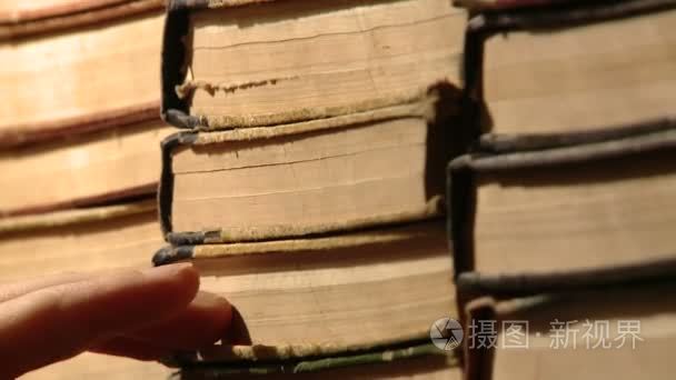 古代书在书架上视频