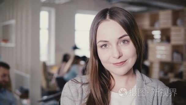 在现代办公4k 中摆出正面女老板的肖像短视频