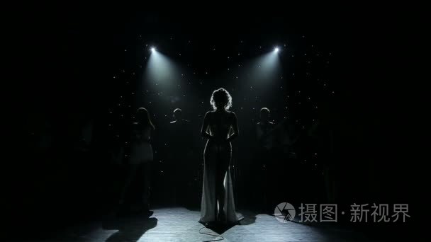 女歌手背光在烟雾弥漫的舞台上视频