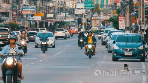 芭堤雅  泰国-2017年12月16日: 大量的汽车  motobikes  小巴。繁华典型的亚洲街道上的城市交通运动