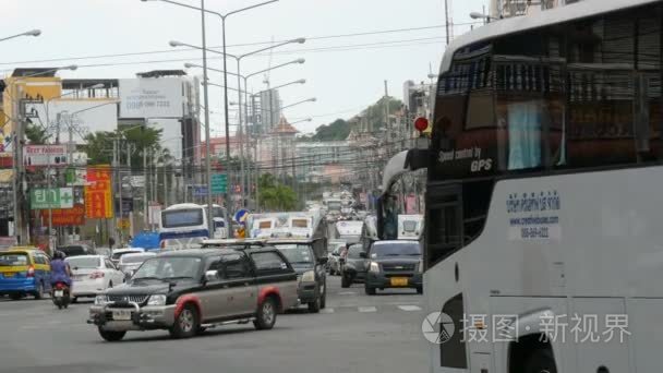 芭堤雅  泰国-2017年12月16日: 泰国街头的巨大交通。许多汽车  小巴  摩托车在典型的亚洲大街上行驶