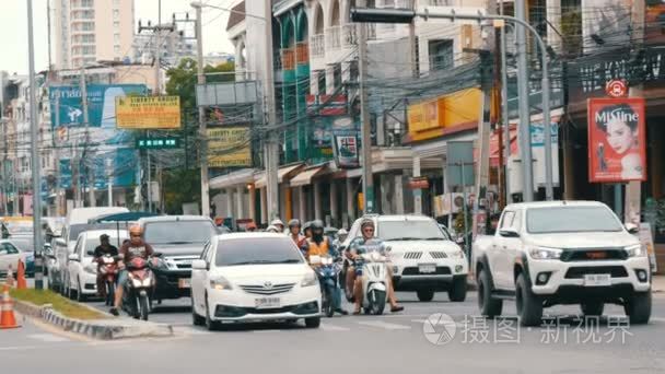 芭堤雅, 泰国2017年12月16日 城市交通的运动在繁华典型的亚洲街道。大量的汽车, motobikes, 小巴