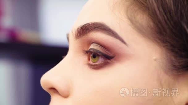 化妆师在眼睛上画黑色眼线视频