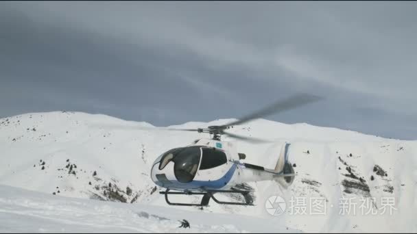 直升机起飞和飞行低空在地面上视频