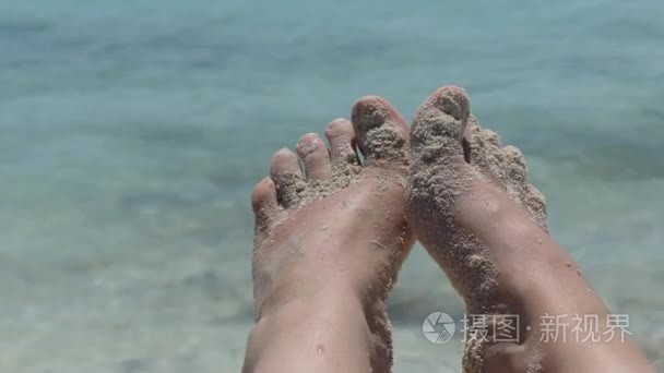 海水沙滩赤脚特写视频