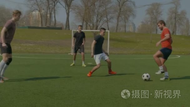 足球运动员春季足球场训练视频