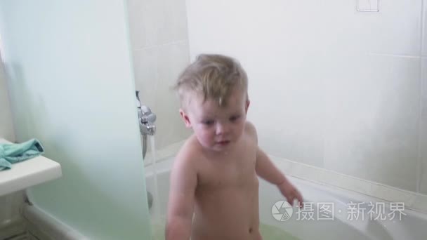 可爱的小男孩洗澡在浴室里视频