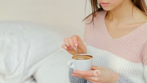 晨能热饮料女孩搅拌咖啡视频