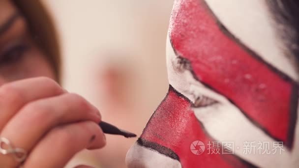 化妆师画线在模型面孔视频