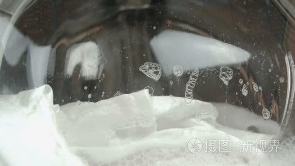 白色亚麻布洗涤在洗衣机特写视频