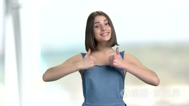 年轻的白种女人显示两个大拇指视频