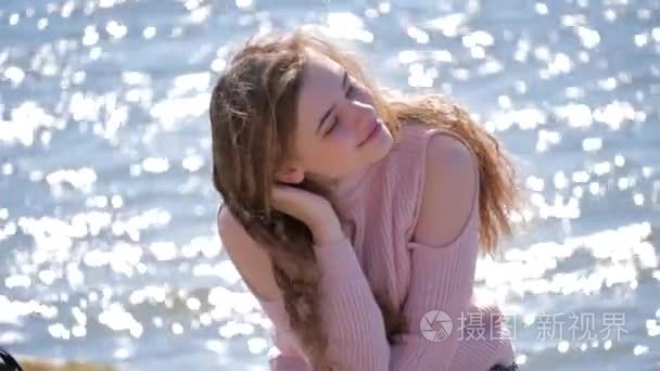 特写画像在湖上的年轻美丽的金发女郎。她看着远处。梦想  灵感和浪漫
