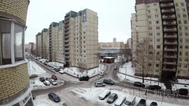 圣彼得堡高层建筑庭院中的普通冬季多云日 timelapse 视频