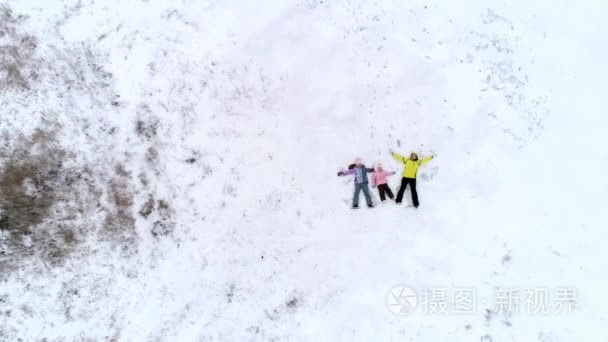 母亲和女儿躺在雪地上视频