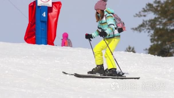 滑雪爱好者女孩下坡视频