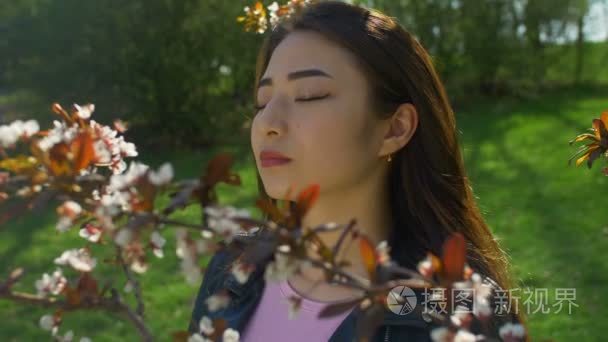 樱花花园盛开的亚洲年轻女子视频