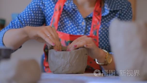 陶瓷工作室车间妇女制作杯视频