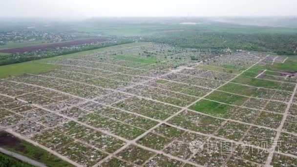 一个在一个巨大的墓碑墓地的天线荣誉退伍军人