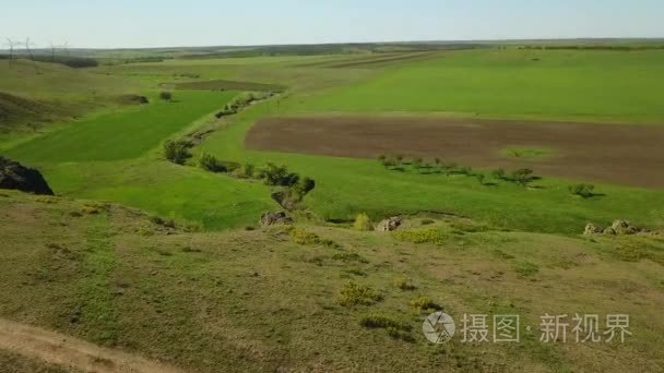 在风景如画的山谷, 绿色的田野和丘陵, 岩石峭壁和山脉, 岩石日志和河流上空拍摄的空中镜头。春天和夏天季节自然概念的周末视频