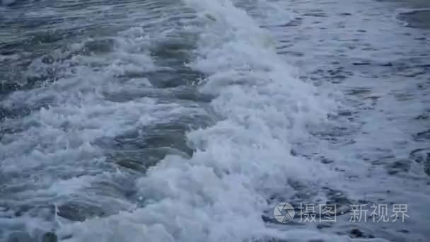 海浪溅溅泡沫