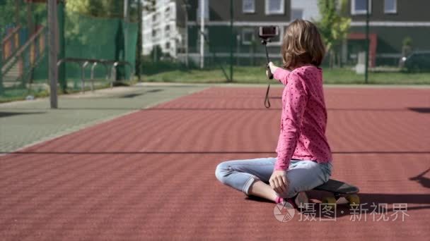 青少年女孩在智能手机上做自拍视频