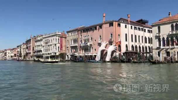 威尼斯大运河上的大手和小船视频