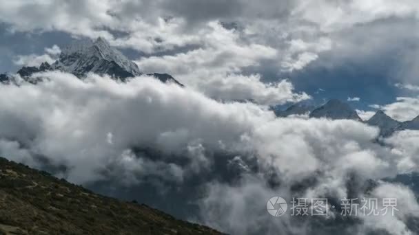 云在喜马拉雅峰中移动视频