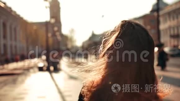 留着红色长发的女孩在室外镜头前转过身来微笑短视频