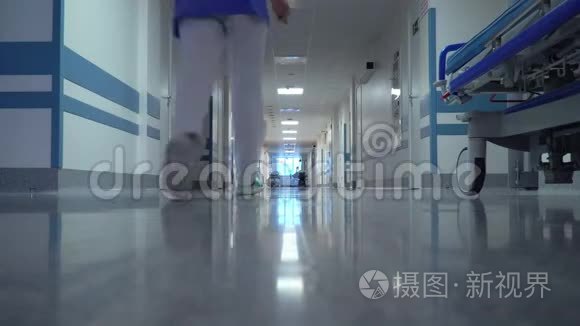 女医生在医院散步
