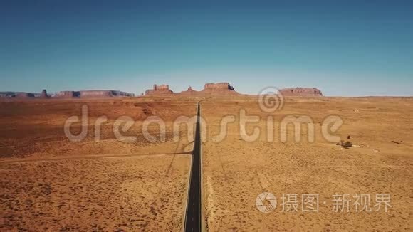 在亚利桑那州的纪念碑谷空沙岩沙漠公路上，有着平坦的山脉天际线。