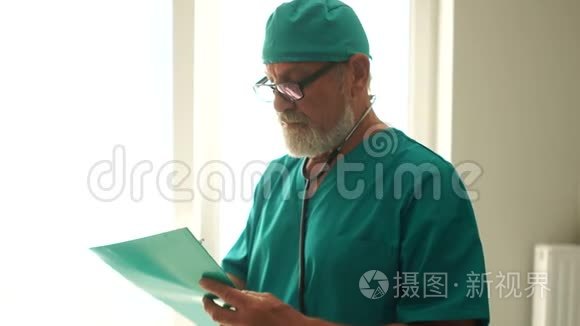 微笑的灰胡子医生拿着一份档案，病人病史。 医药和保健概念