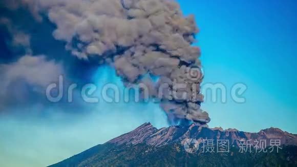 4K时程。 火山爆发，摄像机关闭。 印度尼西亚东爪哇2015年7月25日