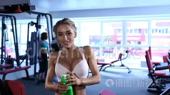 年轻的白种人女人在健身房喝酒视频
