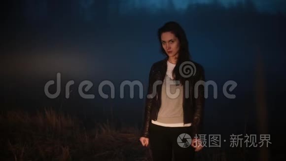 美丽沮丧的女性在雾林附近不知所措和迷失.短视频