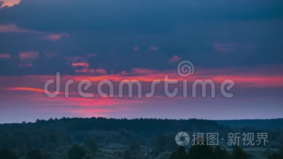 日出越过森林景观。 早晨天空的风景与上升的太阳在森林之上。 欧洲夏初自然