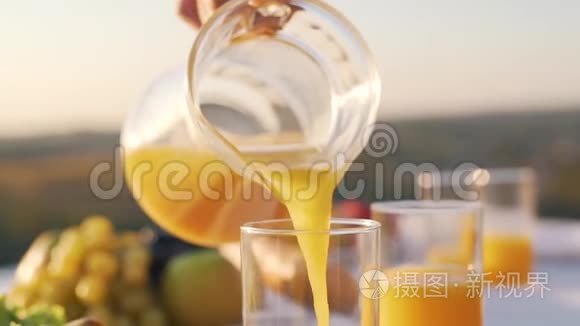 橙汁倒入玻璃杯中视频