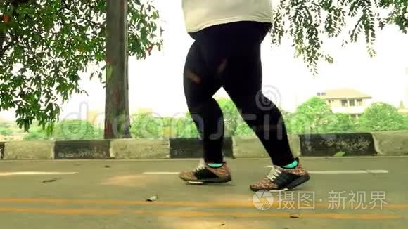 超重的女人在公园跑步视频