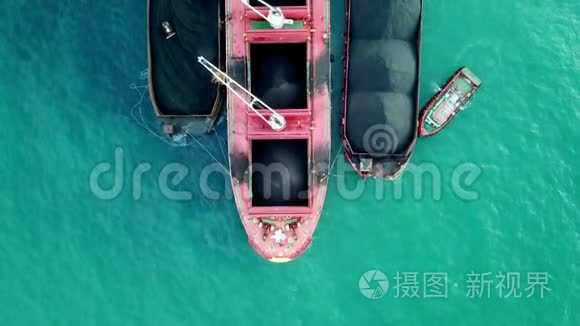 在海上货物港的散货船上装载煤炭。 高空俯视图..