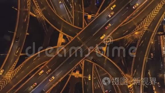 夜间综合公路交叉口。 上海城。 中国。 高空垂直俯视图