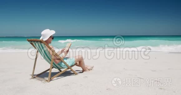 在海滩上看书的人视频