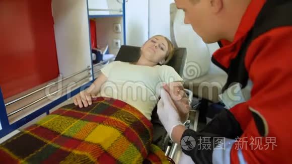 担架上的女人牵着医生的手，救护车把病人送到诊所