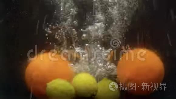 水中的柠檬和橘子视频