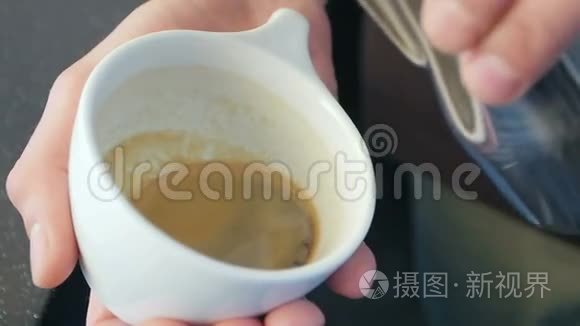 如何免费倒一杯咖啡拿铁视频