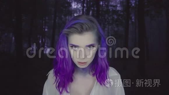 在黑暗的森林中，紫色的头发和化妆的美丽女人的特写-童话场景。