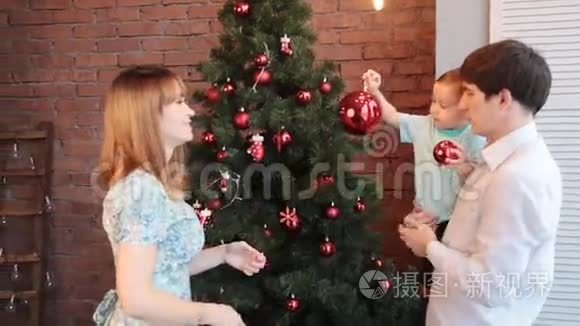 幸福家庭装饰圣诞树视频