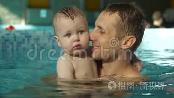 父亲和儿子在游泳池里视频