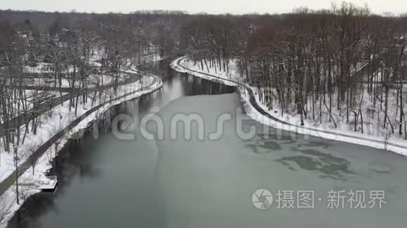 冰雪覆盖的冬季美丽湖泊鸟瞰图视频