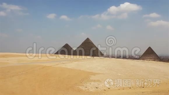 开罗背景下的金字塔。 近似值