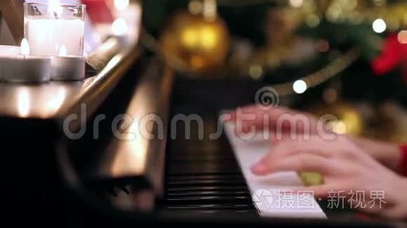 女孩在圣诞树附近弹钢琴