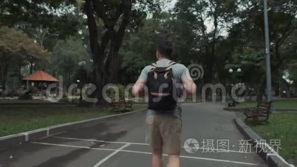 带背包的人在绿色城市公园视频